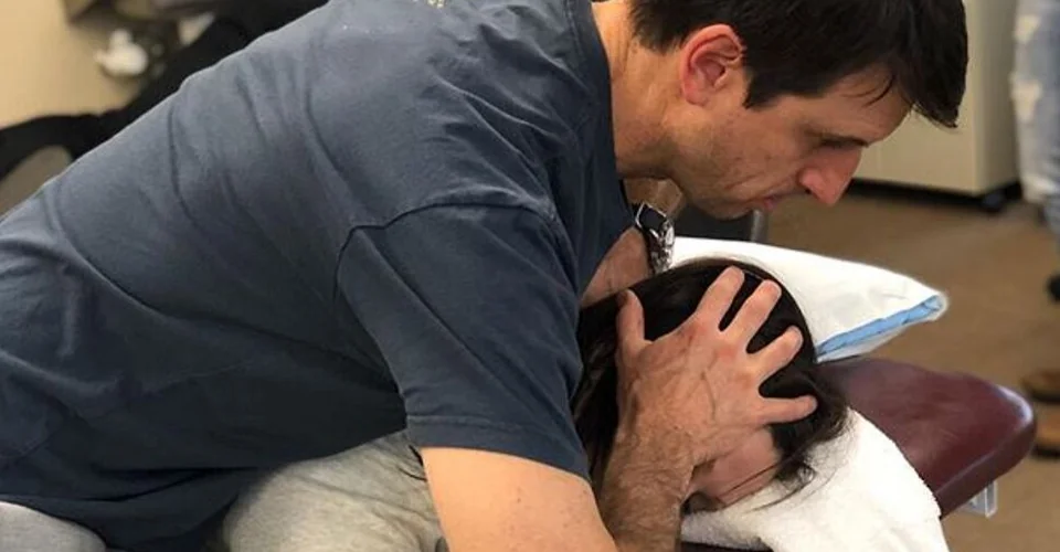 pt-therapist-neck-adjustment