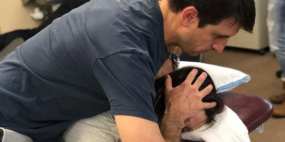 pt-therapist-neck-adjustment
